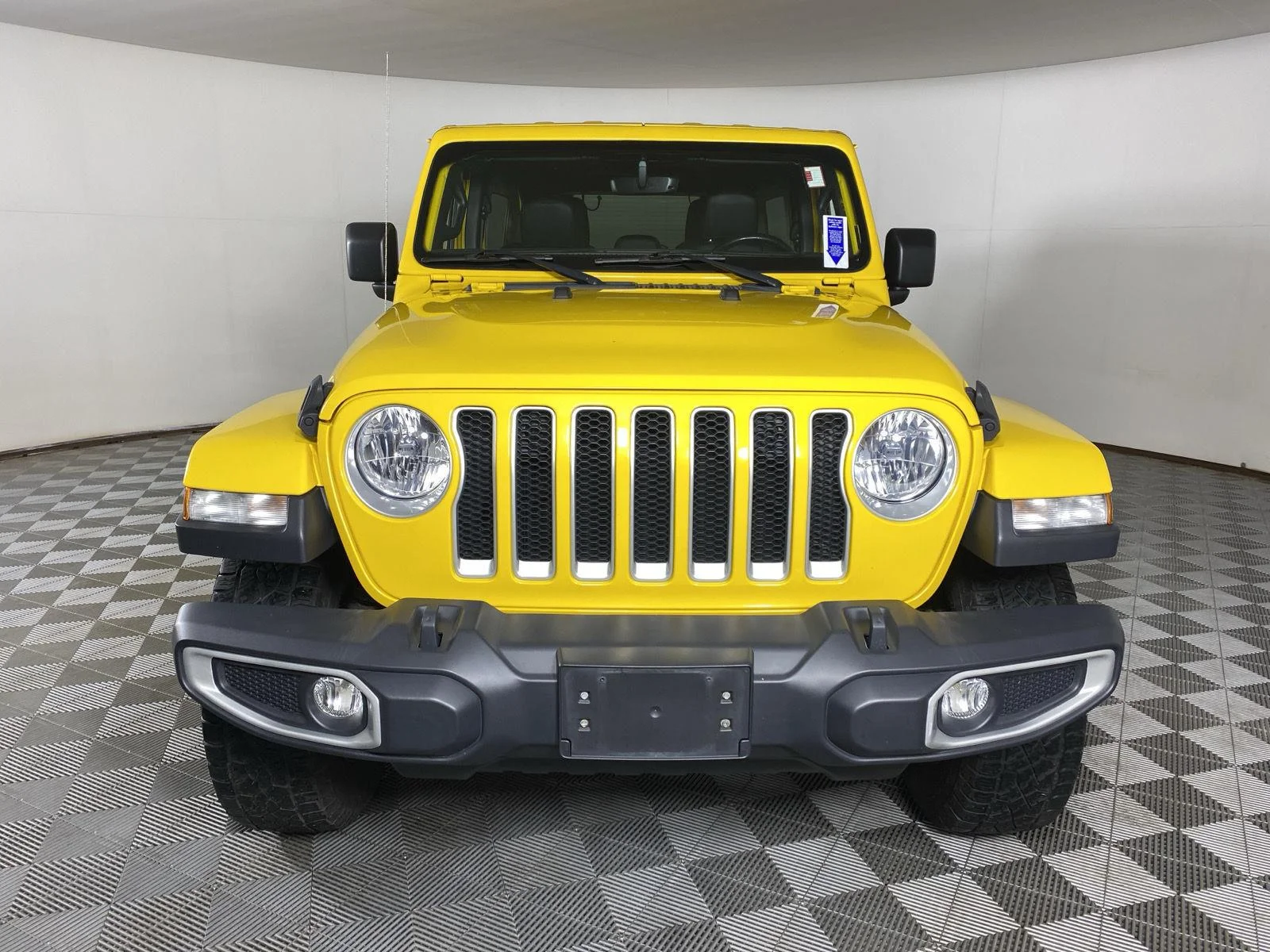 Used 2019 Hellayella Jeep Sahara image 5