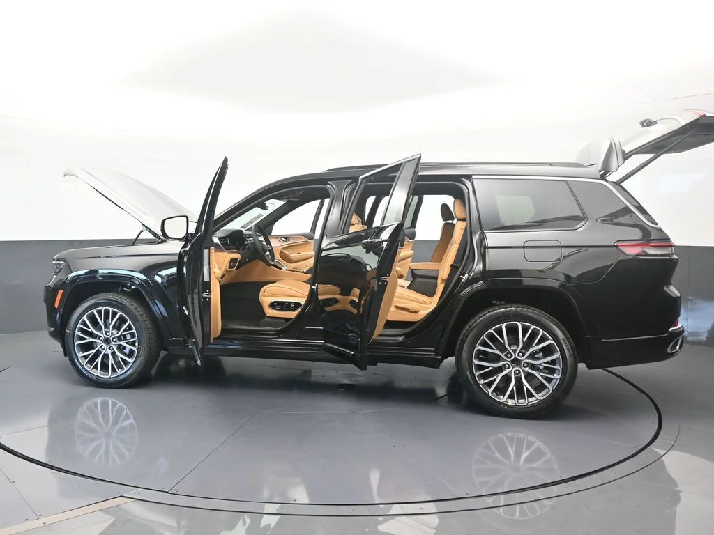 New 2025 Diamond Black Crystal Pearl-Coat Exterior Paint Jeep Summit image 73