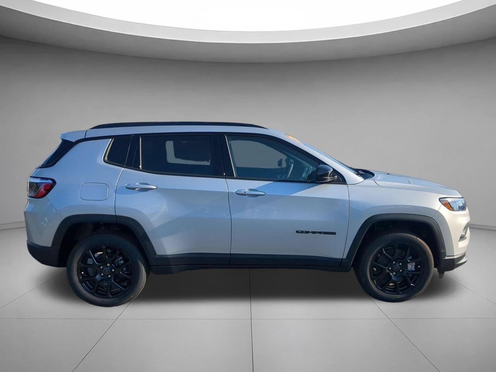 New 2026 Silver Zynith Metallic Clear-Coat Exterior Paint Jeep Latitude Altitude image 6
