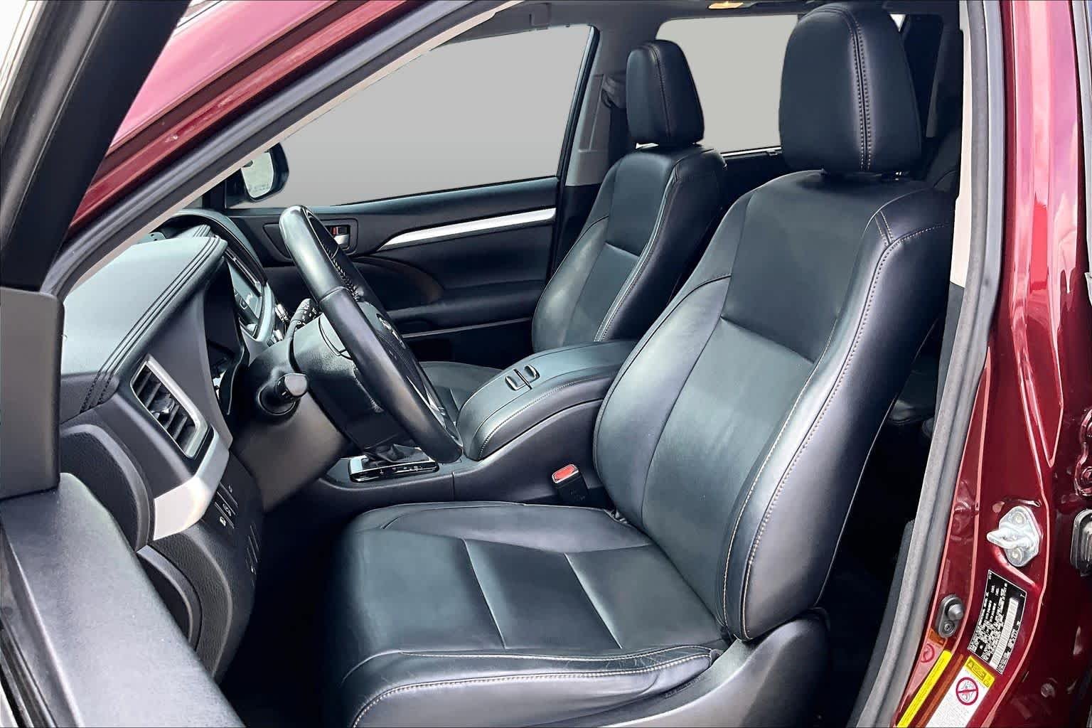 Used 2017 Ooh La La Rouge Mica Toyota XLE image 8