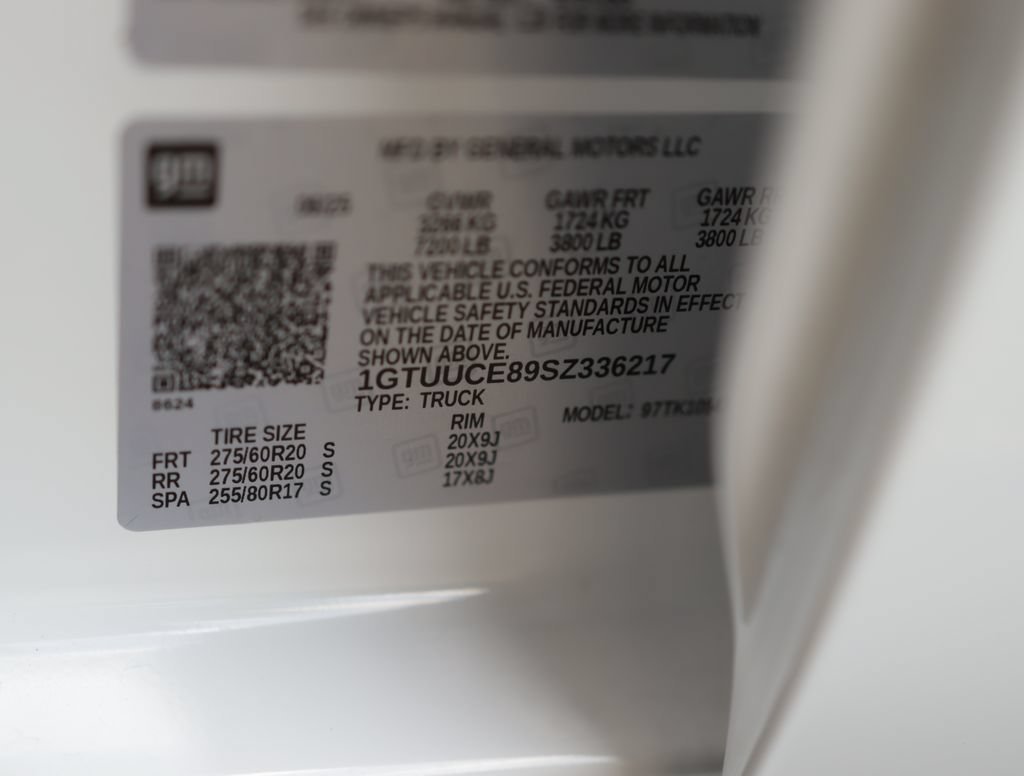 Used 2025 Summit White GMC Elevation image 40