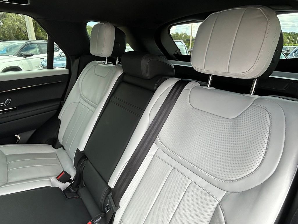 Used 2024 White Land Rover Dynamic SE image 51