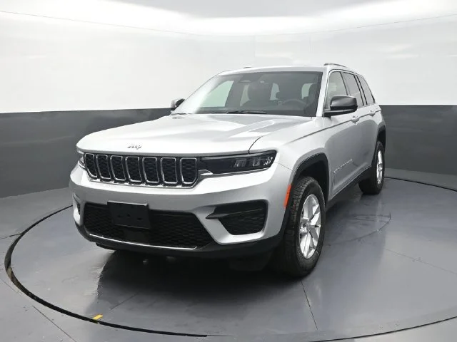 New 2026 Silver Zynith Exterior Paint Jeep Laredo X image 4
