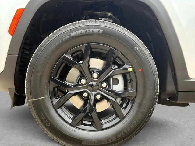 New 2026 Silver Zynith Exterior Paint Jeep Altitude image 11