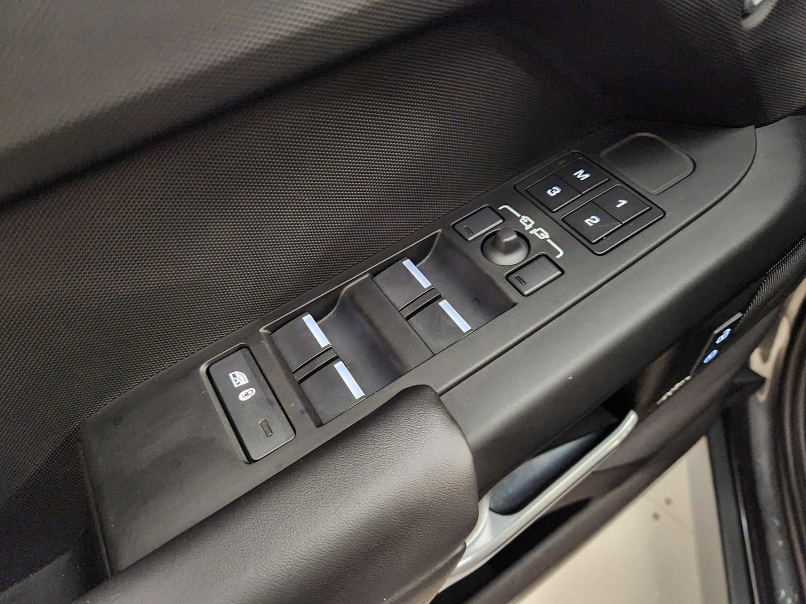 2025 Land Rover Defender X-Dynamic SE - Photo 38