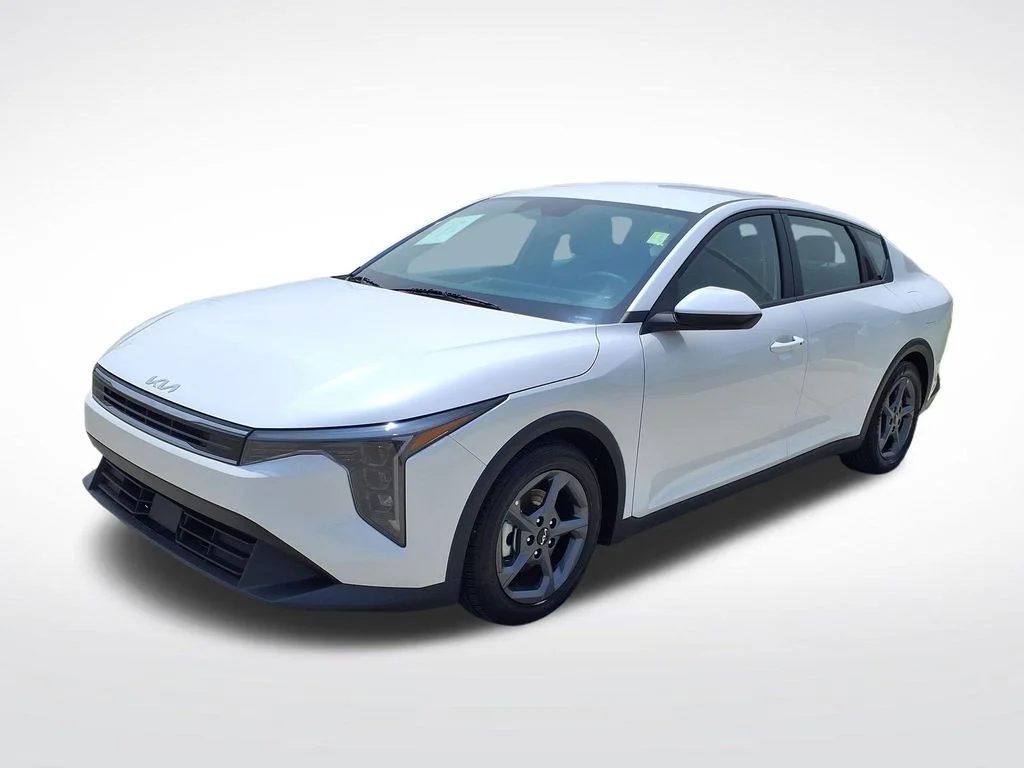 Used 2025 White Kia LXS image 3