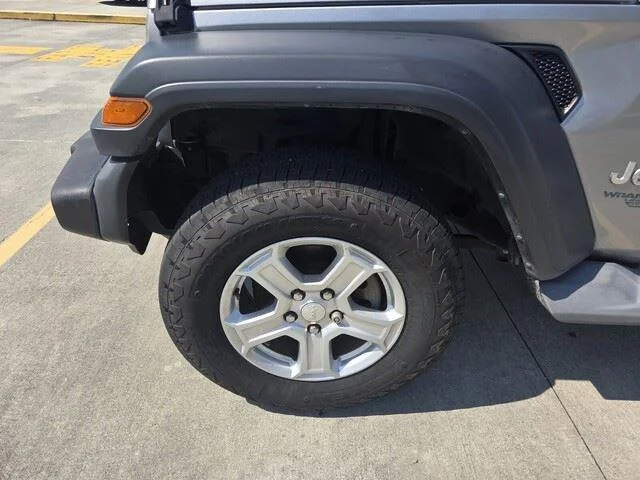 Used 2020 Billet Silver Metallic Clearcoat Jeep Sport S image 11