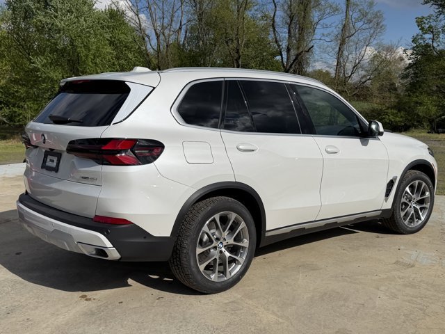 New 2026 Mineral White Metallic BMW xDrive40i image 4
