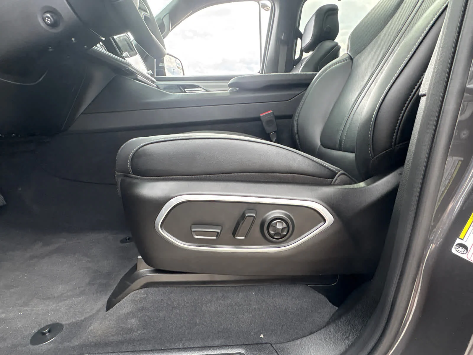 New 2026 Baltic-Gray Metallic Clear-Coat Exterior Paint Jeep Limited Reserve image 20