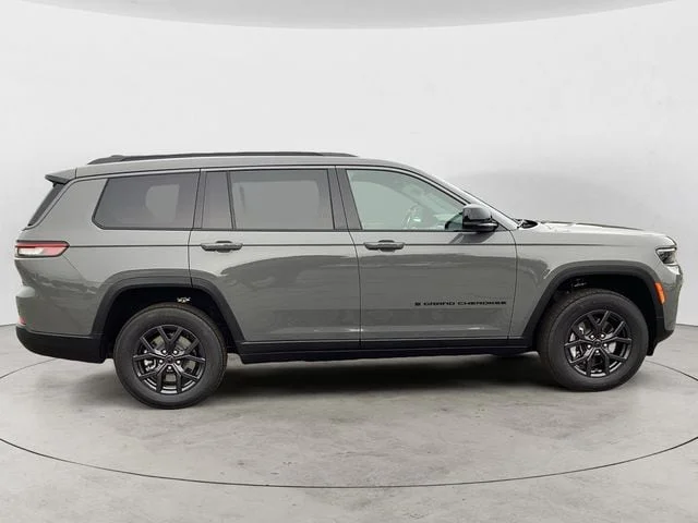 New 2027 Gray Clearcoat Jeep Laredo Altitude image 7