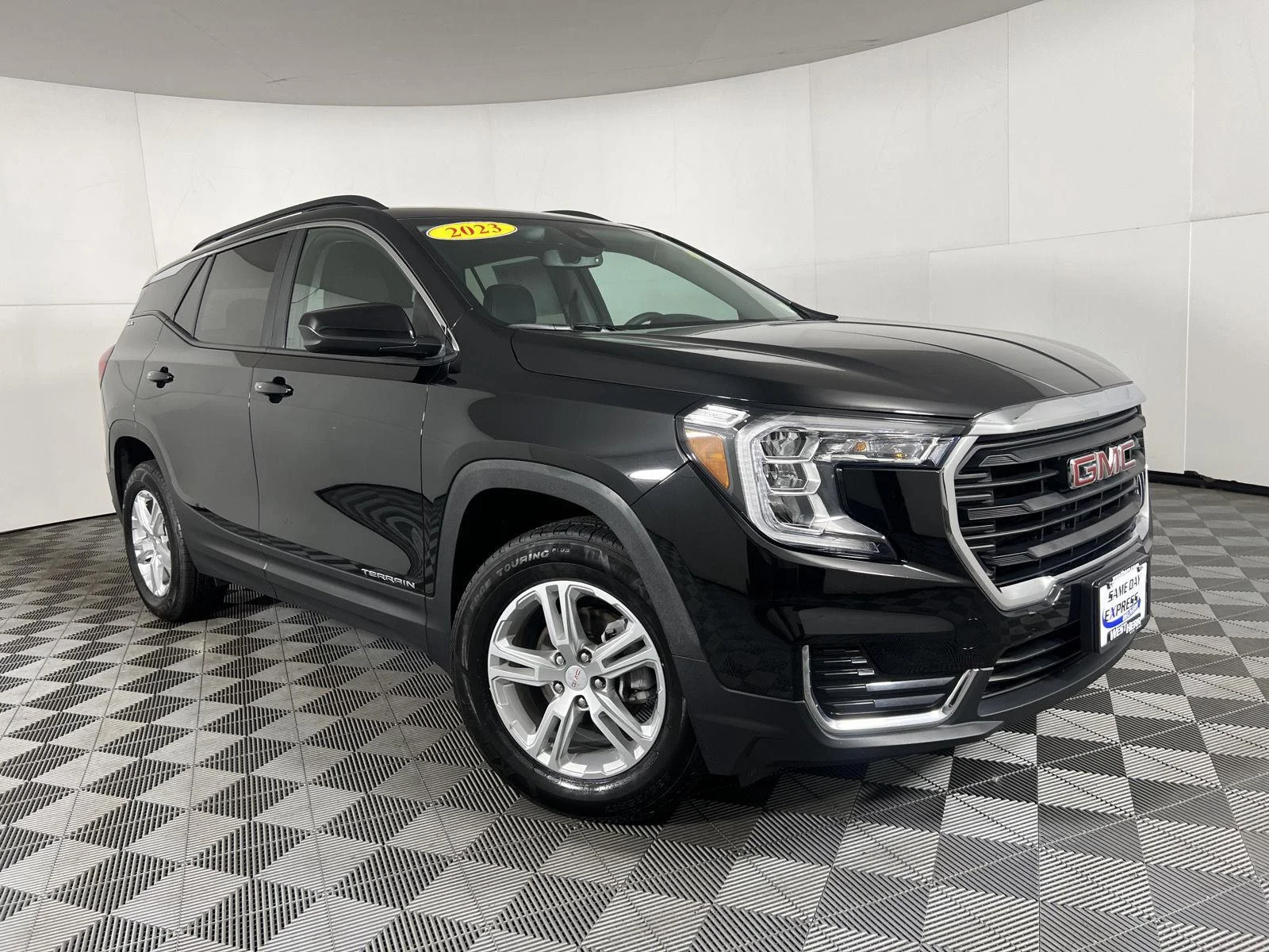 Used 2023 EBONY TWILIGHT METALLIC GMC SLE image 37