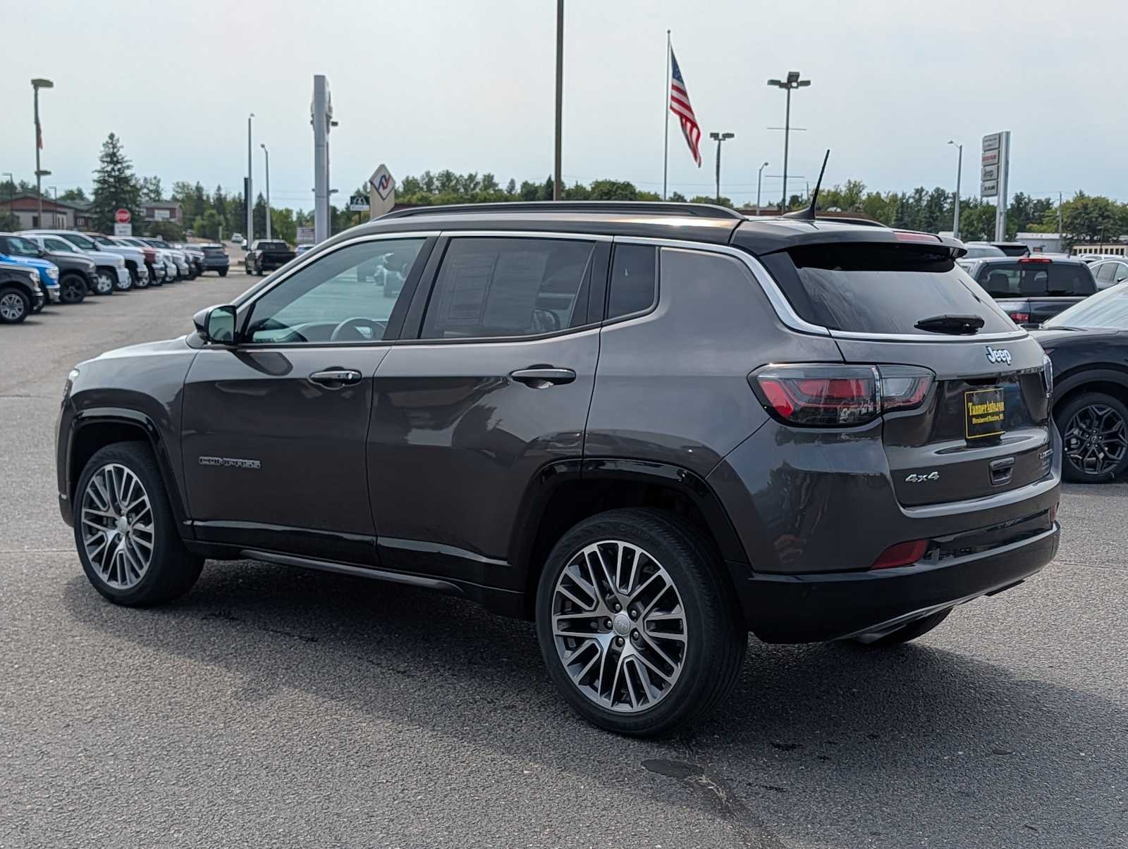 Used 2023 Granite Crystal Metallic Clearcoat Jeep Limited image 5