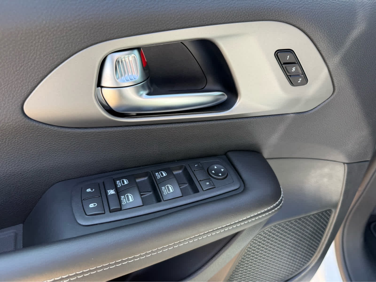 New 2027 Bright White Clearcoat Chrysler Select image 18