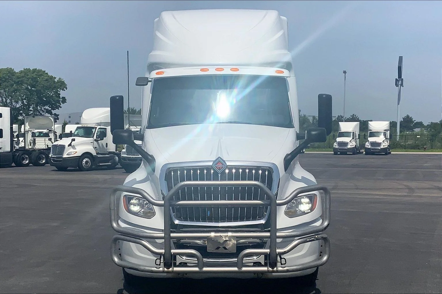 Used 2023 White International  image 4