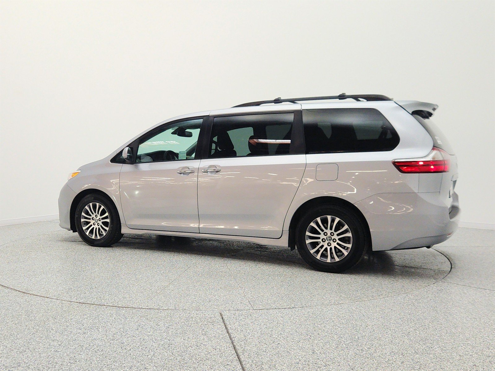 Used 2018 Silver Sky Metallic Toyota XLE Premium image 8