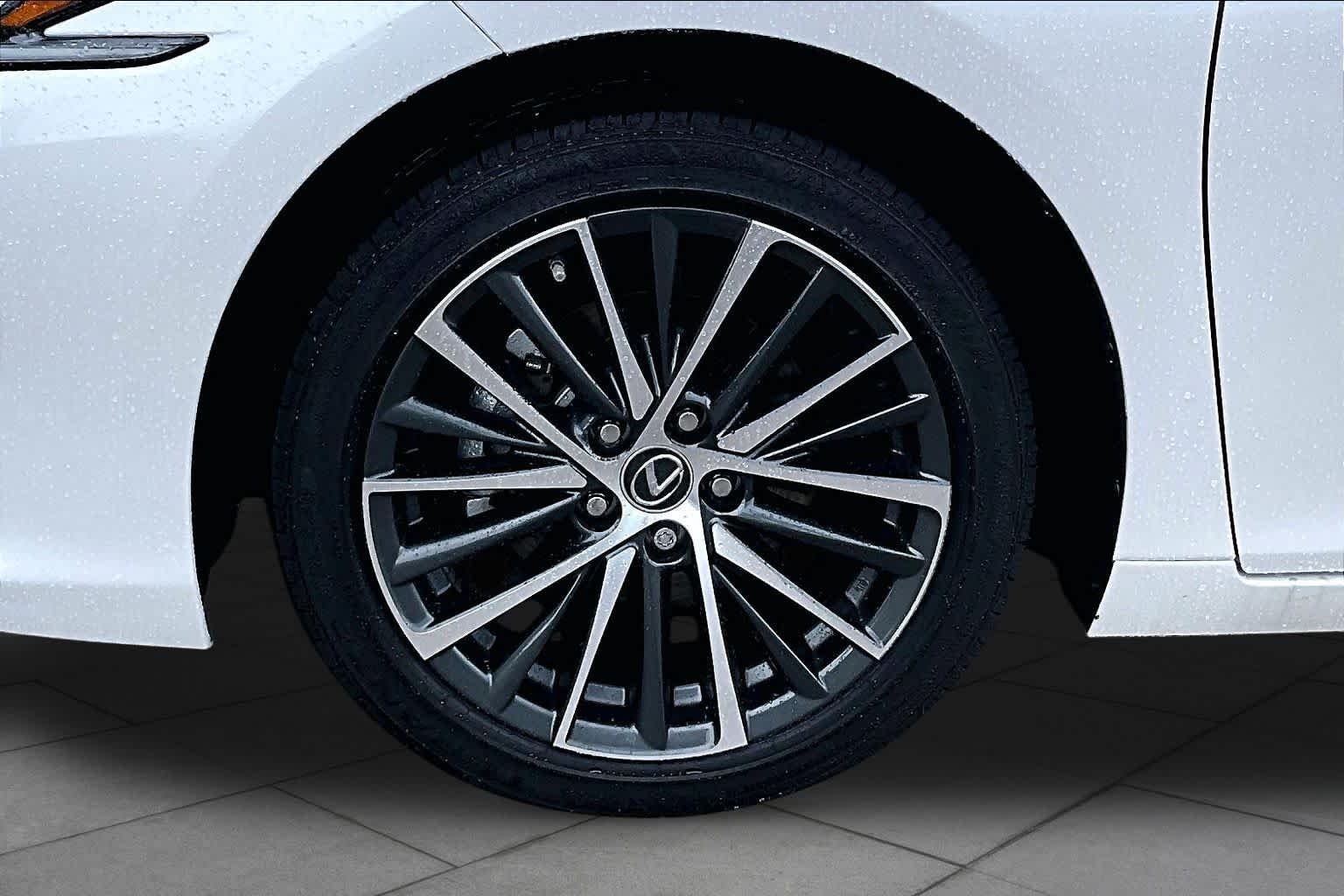 Used 2025 Eminent White Pearl Lexus  image 11