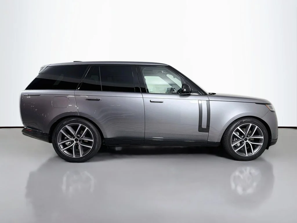 New 2026 Eiger Grey Land Rover SE image 4