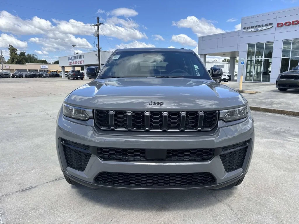 New 2027 Gray Jeep Laredo Altitude image 2
