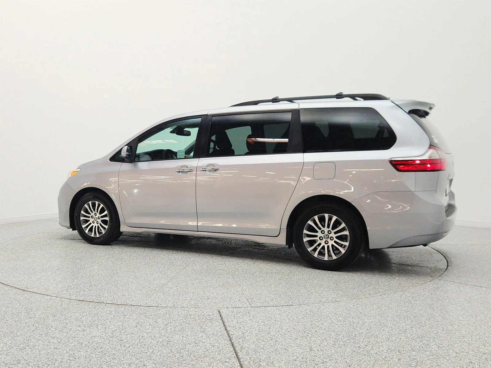 Used 2018 Silver Sky Metallic Toyota XLE Premium image 8