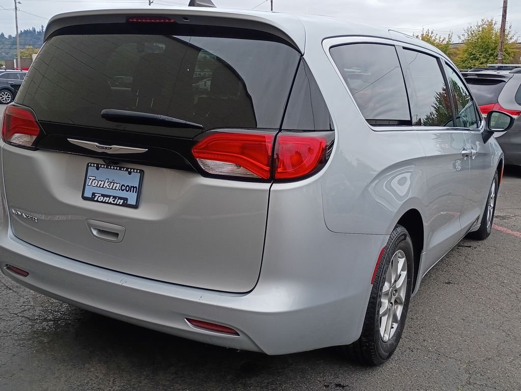 Used 2024 Silver Mist Clearcoat Chrysler LX image 5