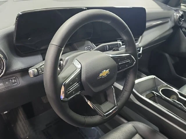 Used 2025 Summit White Chevrolet LT image 19