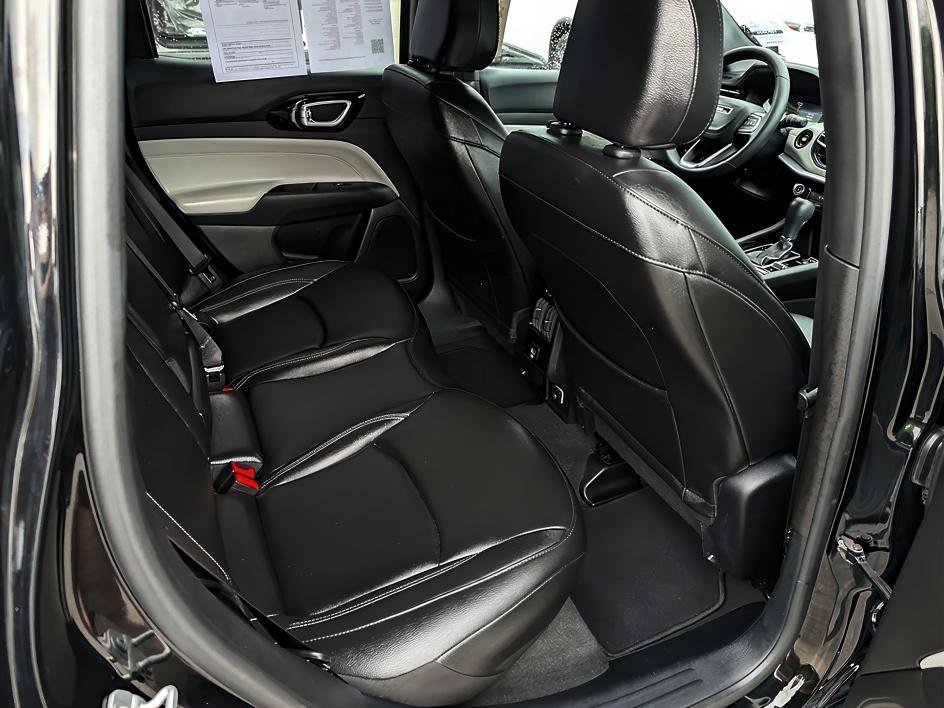 Used 2025 Diamond Black Crystal Pearlcoat Jeep Limited image 13