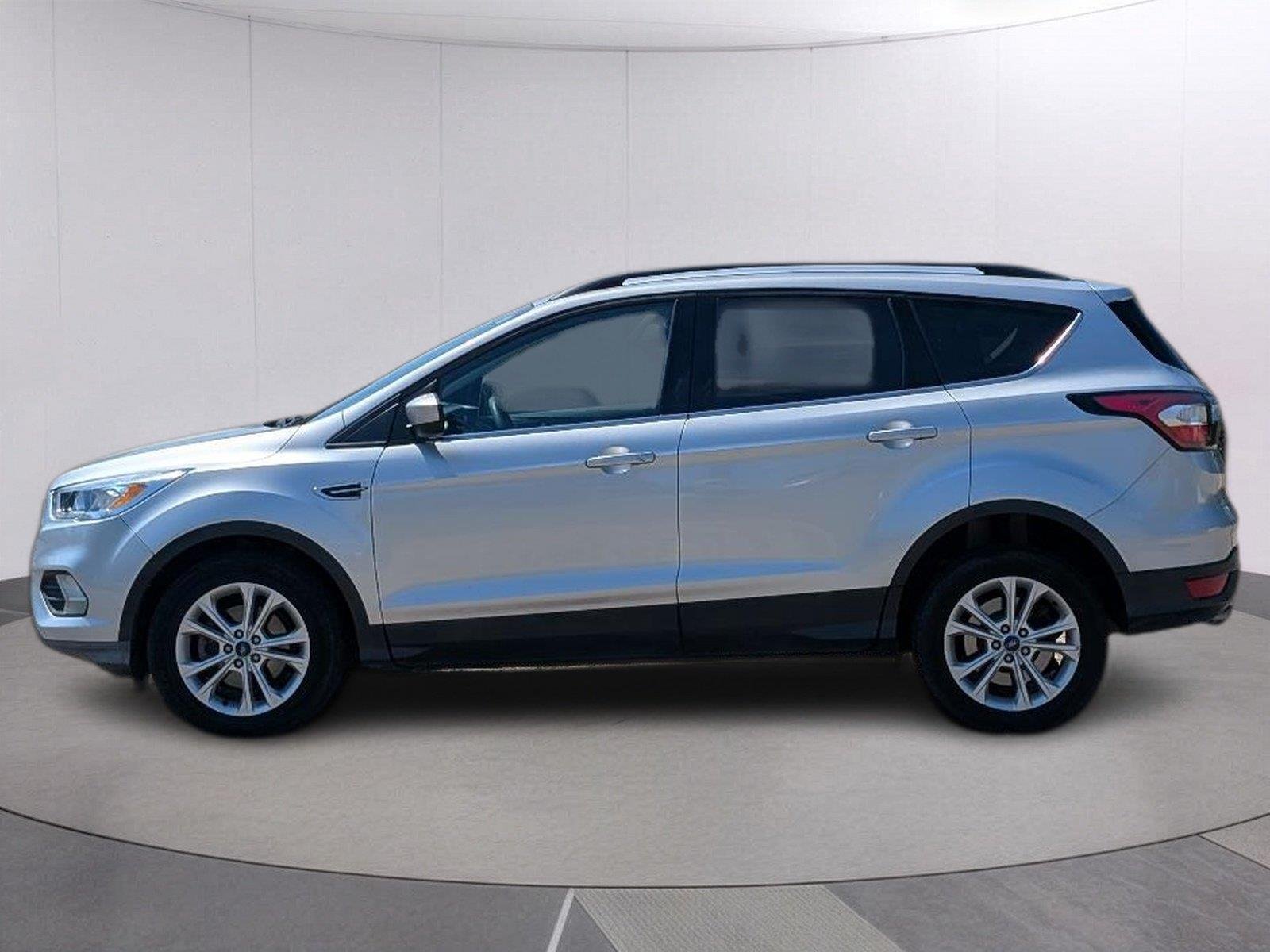 Used 2017 Ingot Silver Ford SE image 2