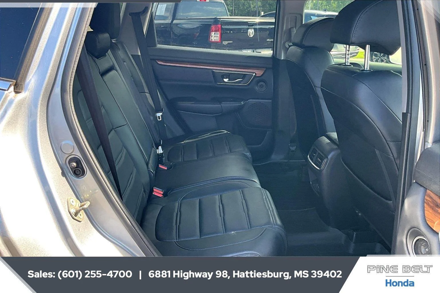 Used 2018 Lunar Silver Metallic Honda Touring image 3