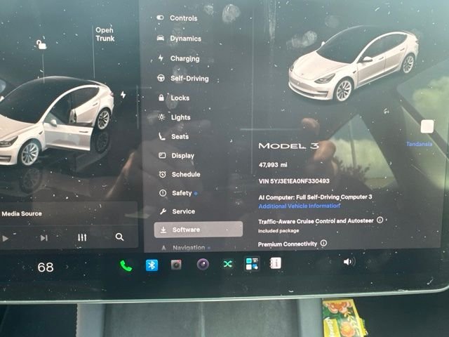 Used 2022  Tesla Base image 5