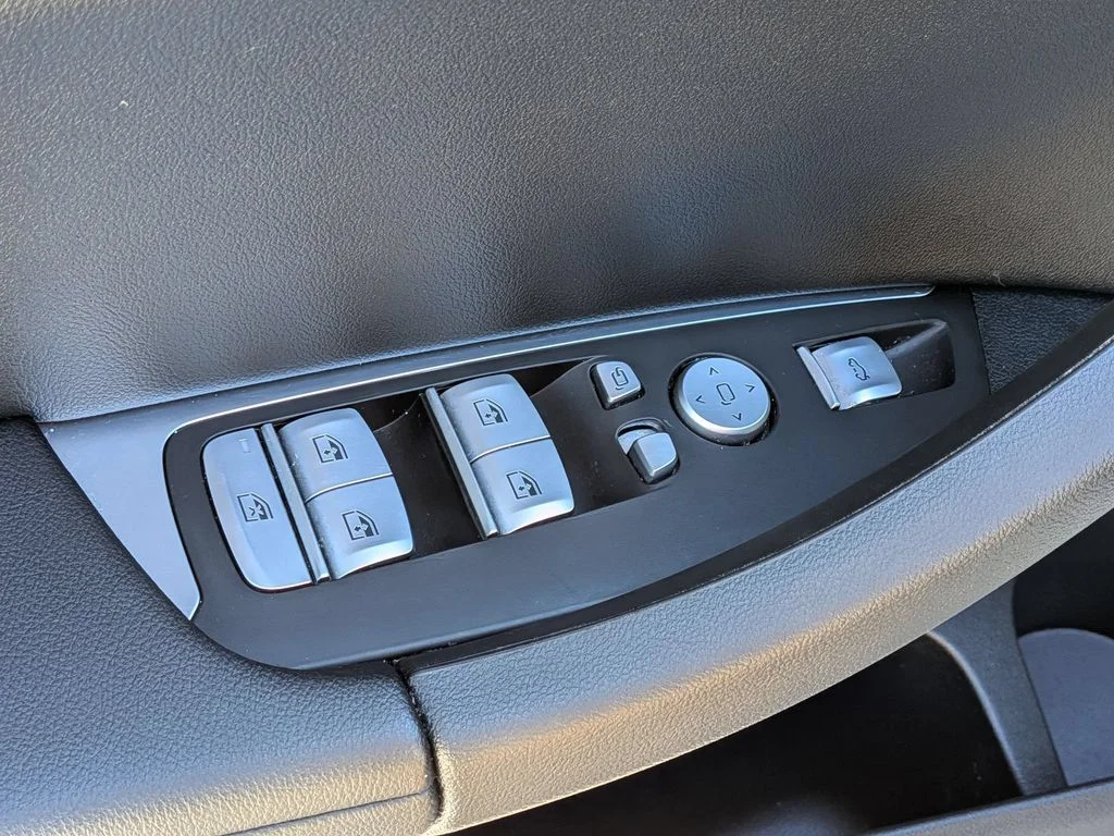 Used 2024 Gray BMW xDrive30i image 13