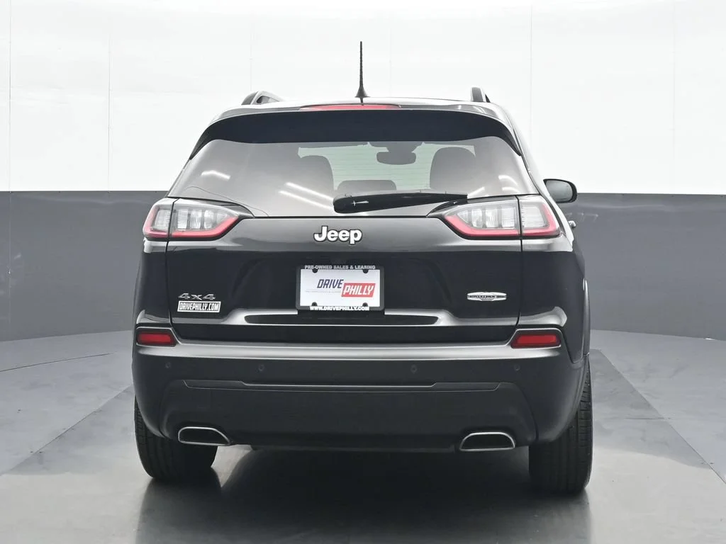 Used 2022 Black Jeep Latitude Lux image 5