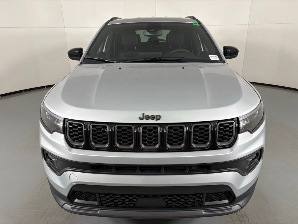 New 2026 Silver Zynith Metallic Clearcoat Jeep Latitude image 3