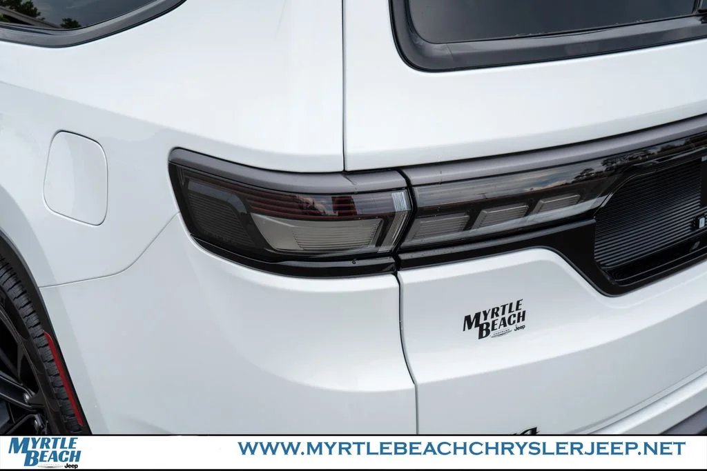 New 2026 Bright White Clear-Coat Exterior Paint Jeep Summit Reserve image 10