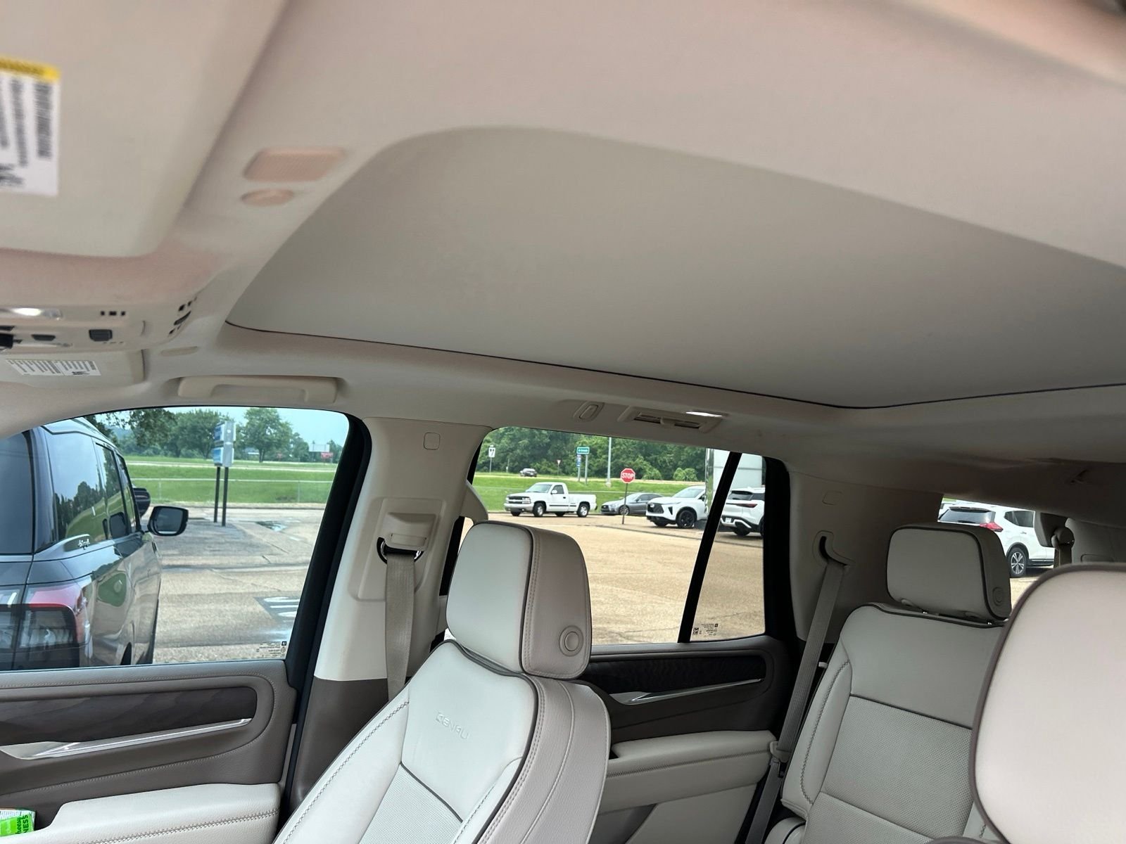 Used 2022 White GMC Denali image 23