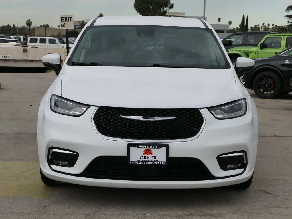 Used 2023 White Chrysler Touring L image 6