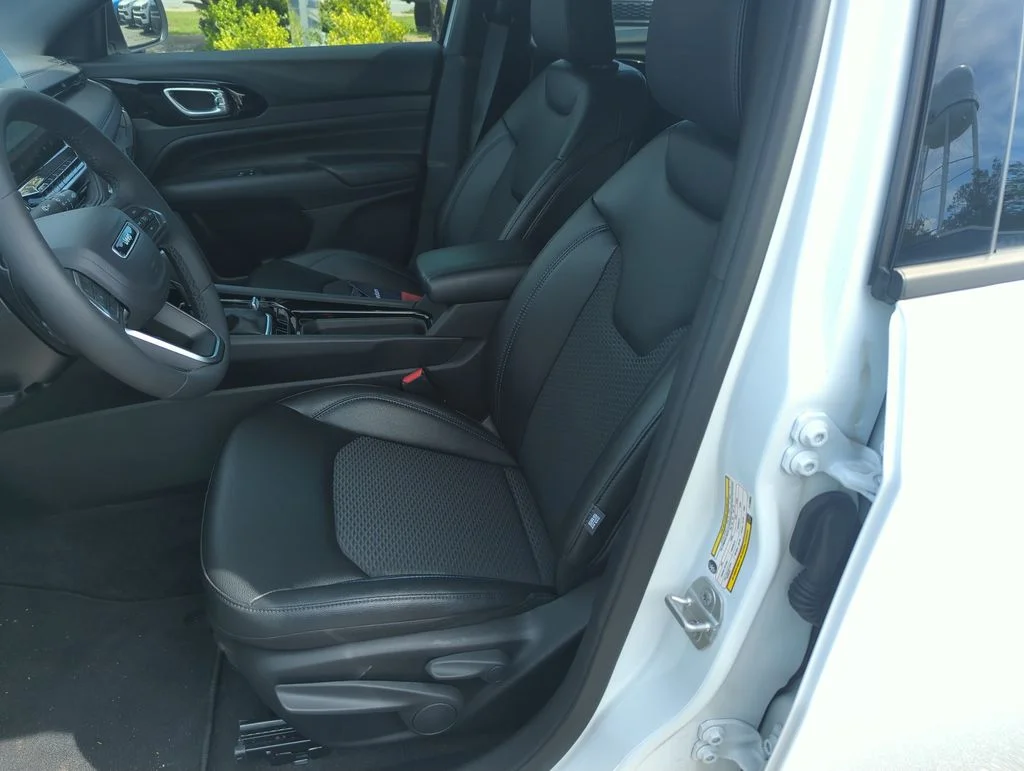 New 2026 Bright White Clear-Coat Exterior Paint Jeep Latitude image 12
