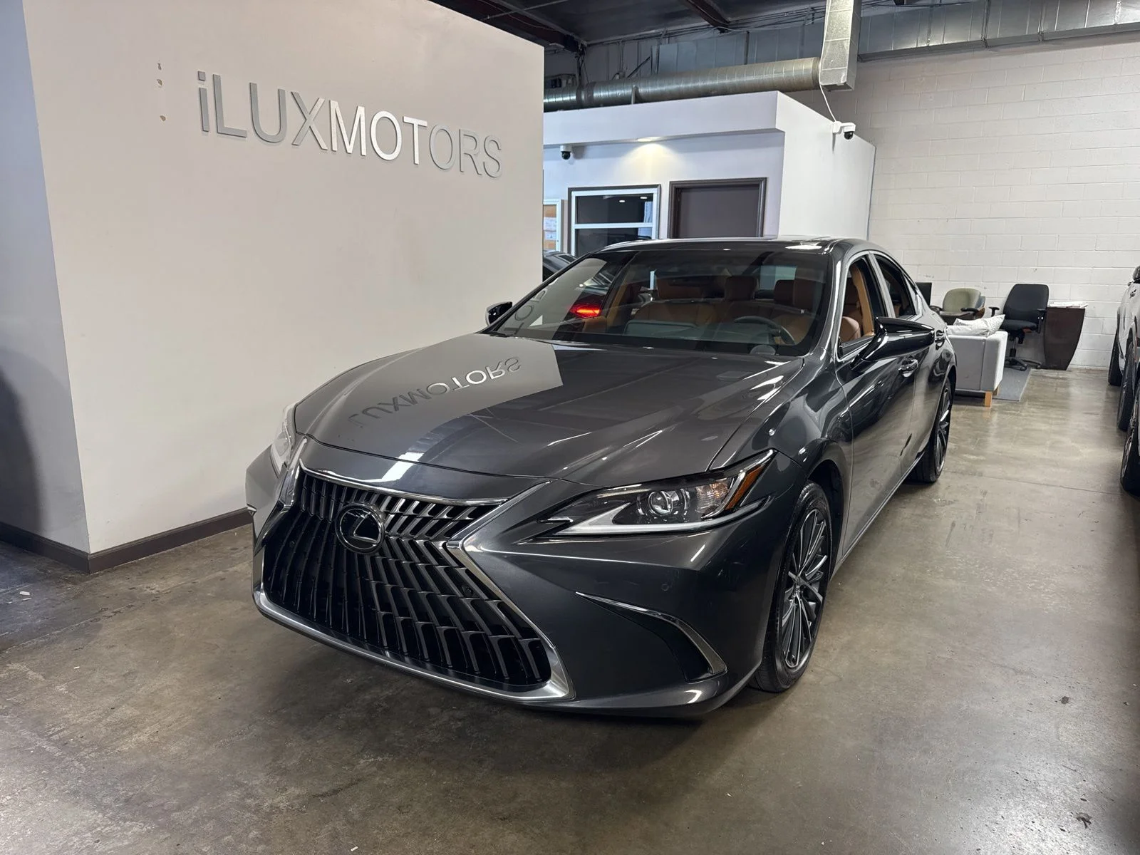 2025 Lexus ES 300h 300h's photo