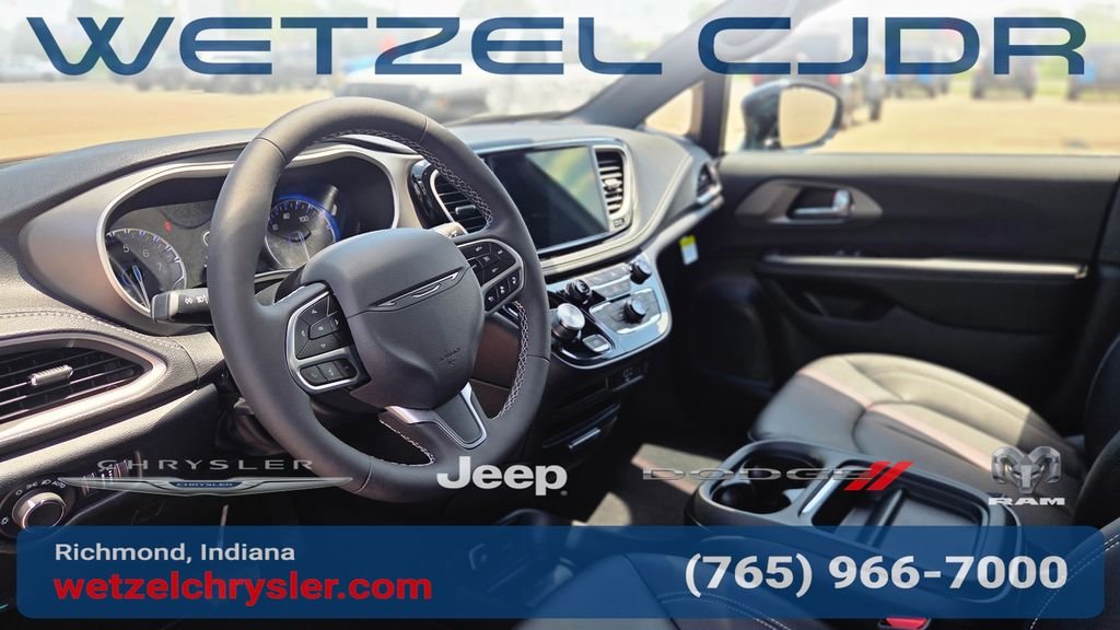 New 2027 Diamond Black Crystal Pearl-Coat Exterior Paint Chrysler Select image 16