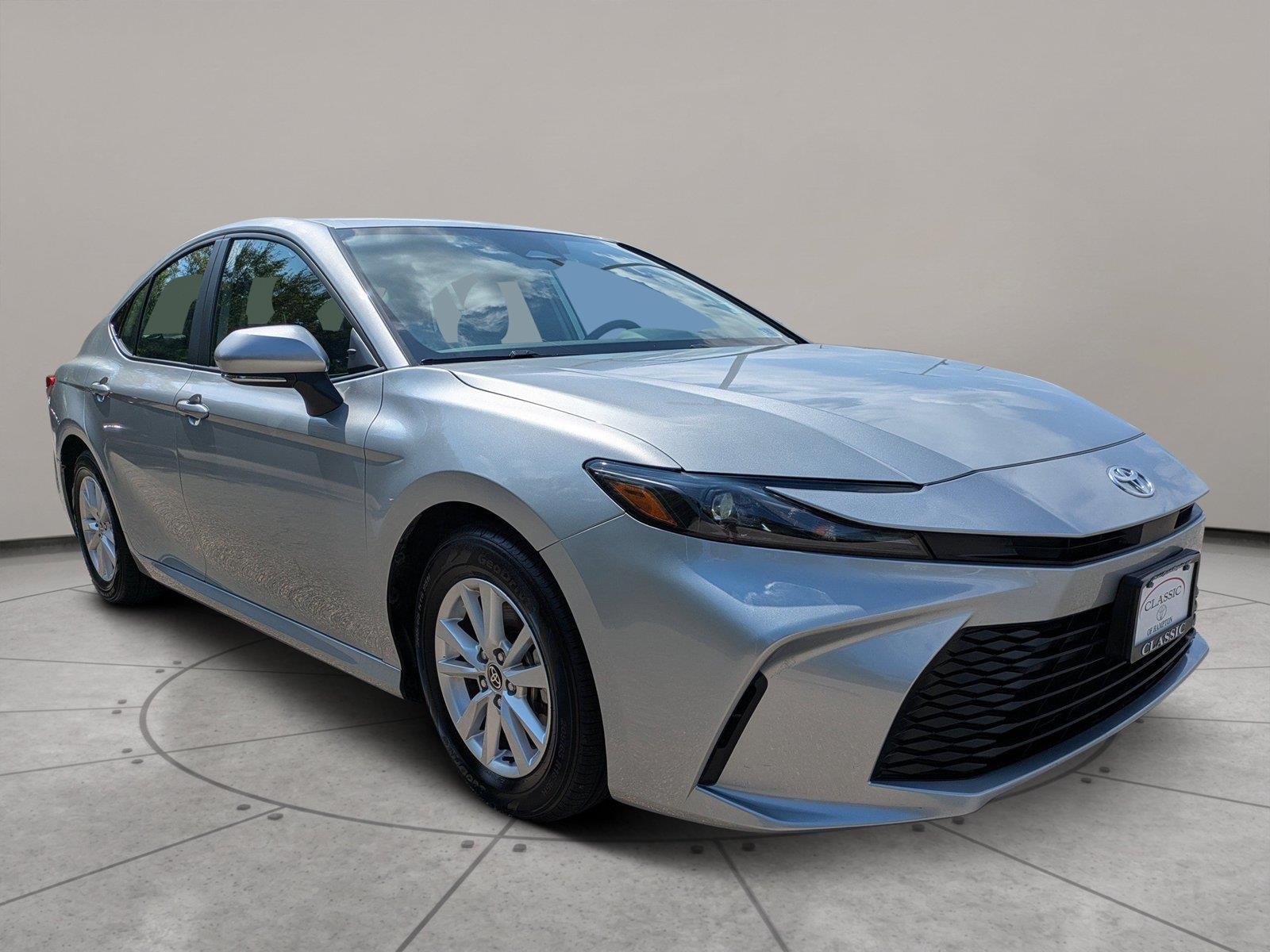 Used 2025  Toyota SE image 1