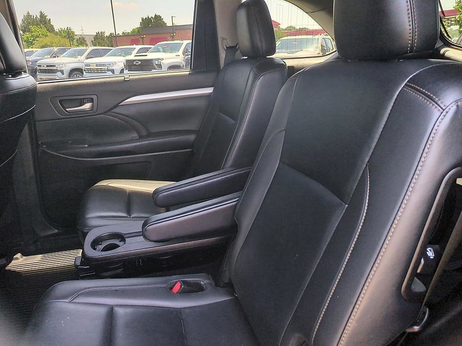 Used 2019 CELESTIAL SILVER METALLIC Toyota SE image 28