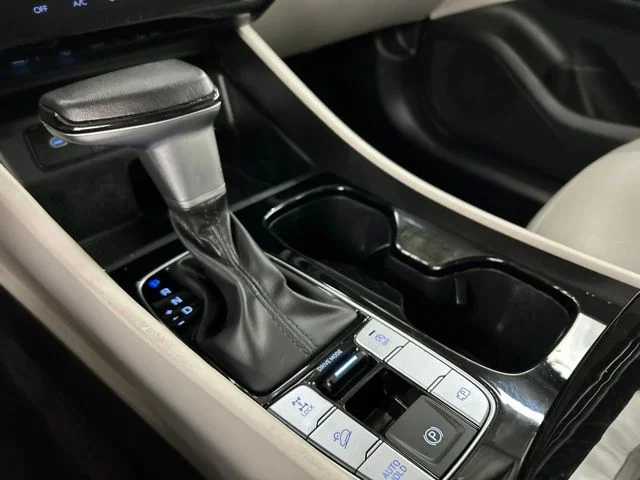 Used 2025 Black Hyundai SEL Convenience image 17