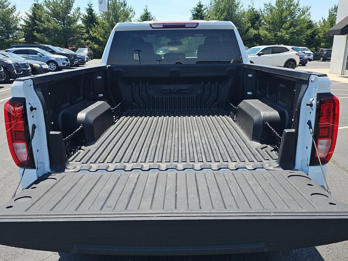 Used 2025 Summit White GMC Elevation image 31