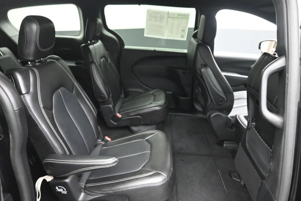 Used 2025 Black Chrysler Select image 10