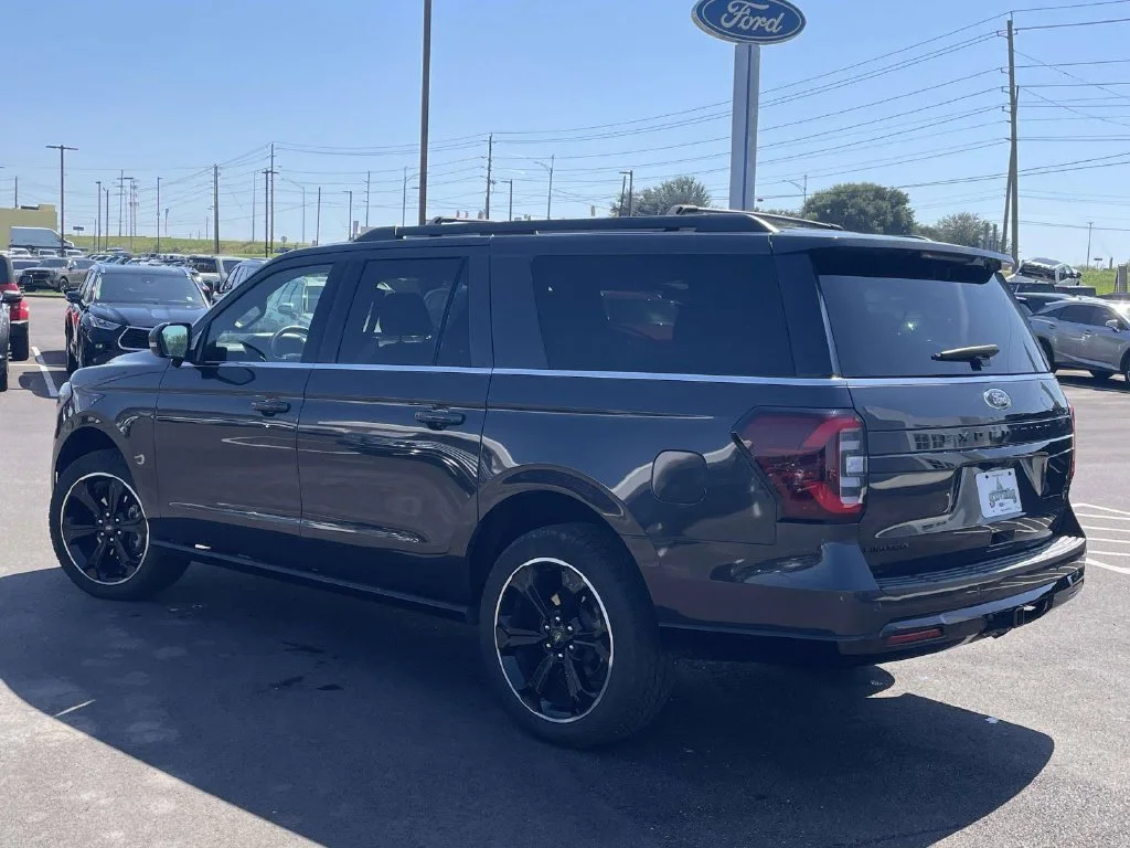 Used 2023  Ford Limited image 5