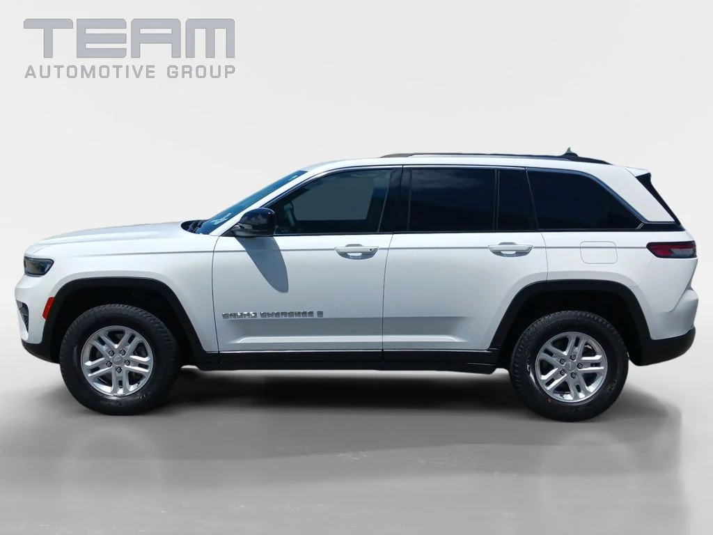 Used 2023 White Jeep Laredo image 4