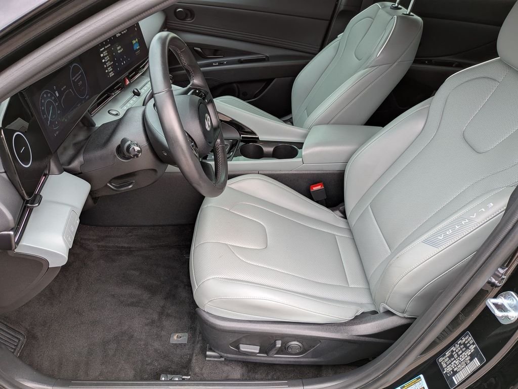2025 Hyundai Elantra Limited - Photo 11