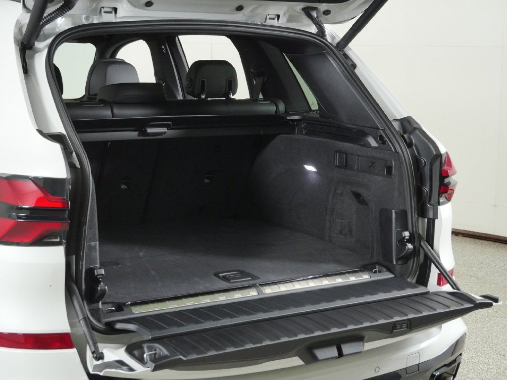 New 2026 Mineral White Metallic BMW xDrive50e image 29