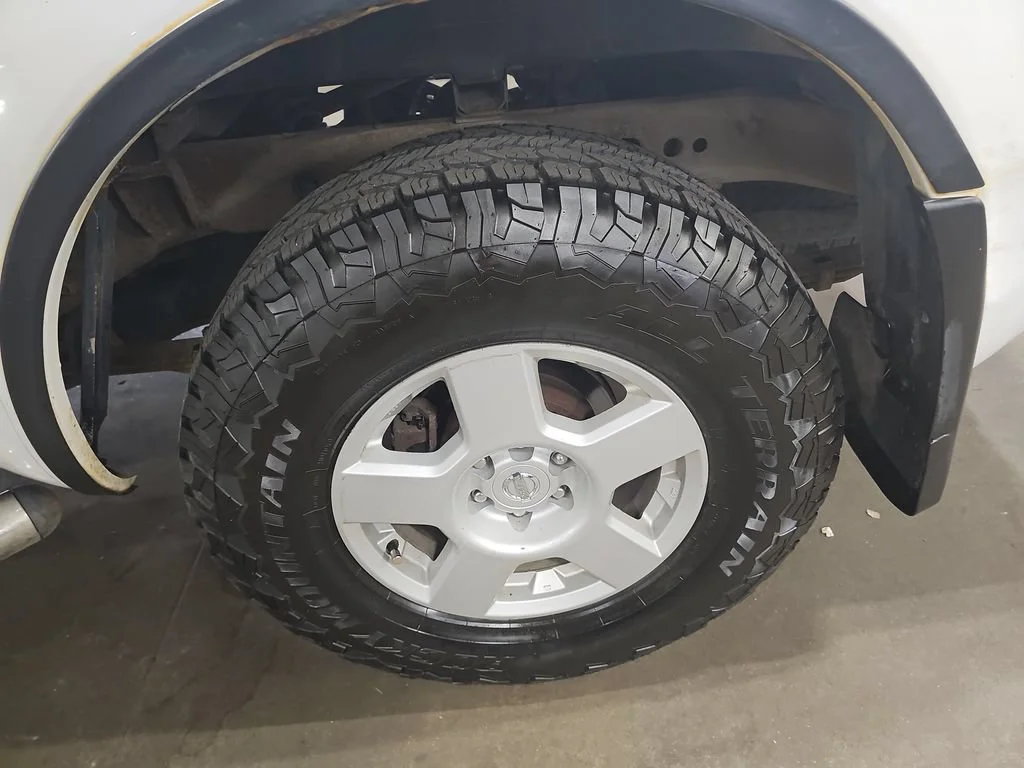 Used 2005 White Nissan SE image 34