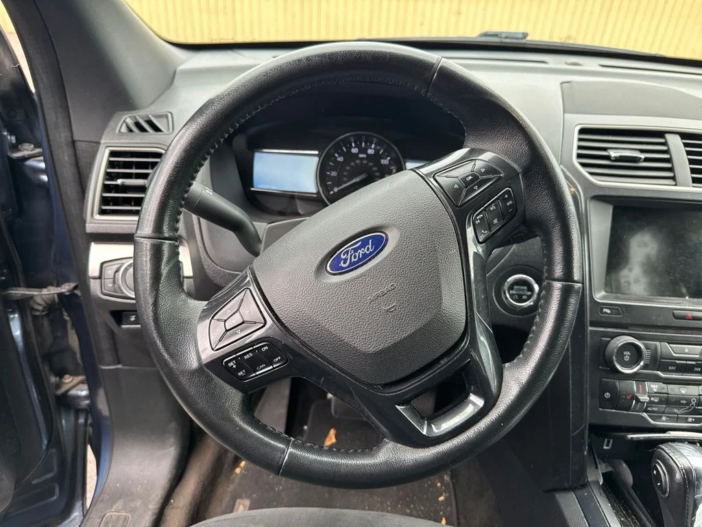 Used 2018 Blue Ford XLT image 9