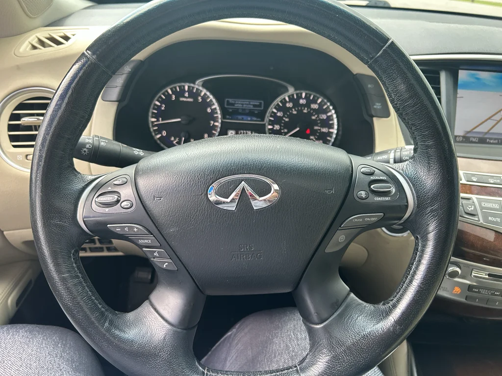 Used 2015 Majestic White INFINITI Base image 18